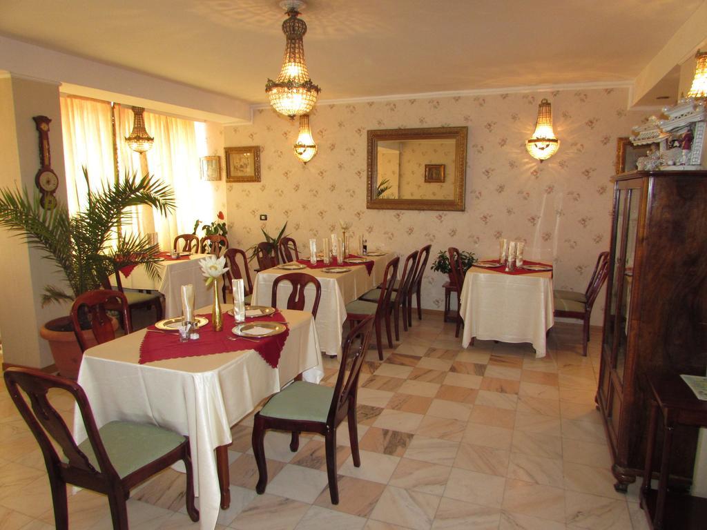 טימישוארה Pension Dinu Residence מראה חיצוני תמונה
